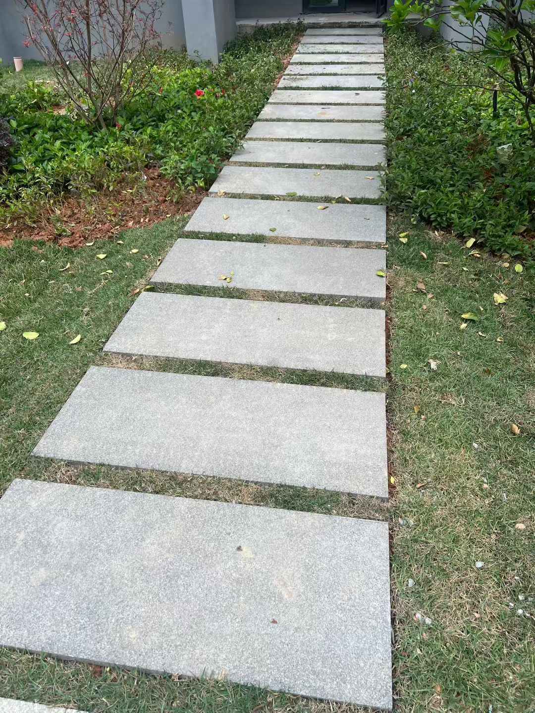 兰州 芝麻黑小区踏步、汀步石铺装效果